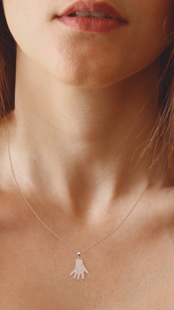 Netflix - Mercredi - Collier - La Chose - flash vidéo