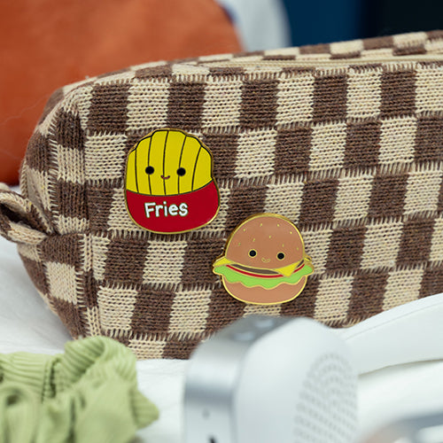 Squishmallows - Set de 2 Pin's Carl et Floyd - flash vidéo