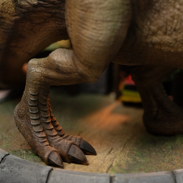 Iron Studios - MiniCo - Jurassic Park - T-Rex Deluxe Statue 15cm - flash vidéo