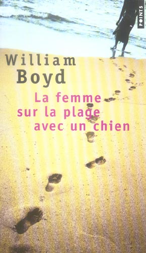La femme sur la plage avec un chien