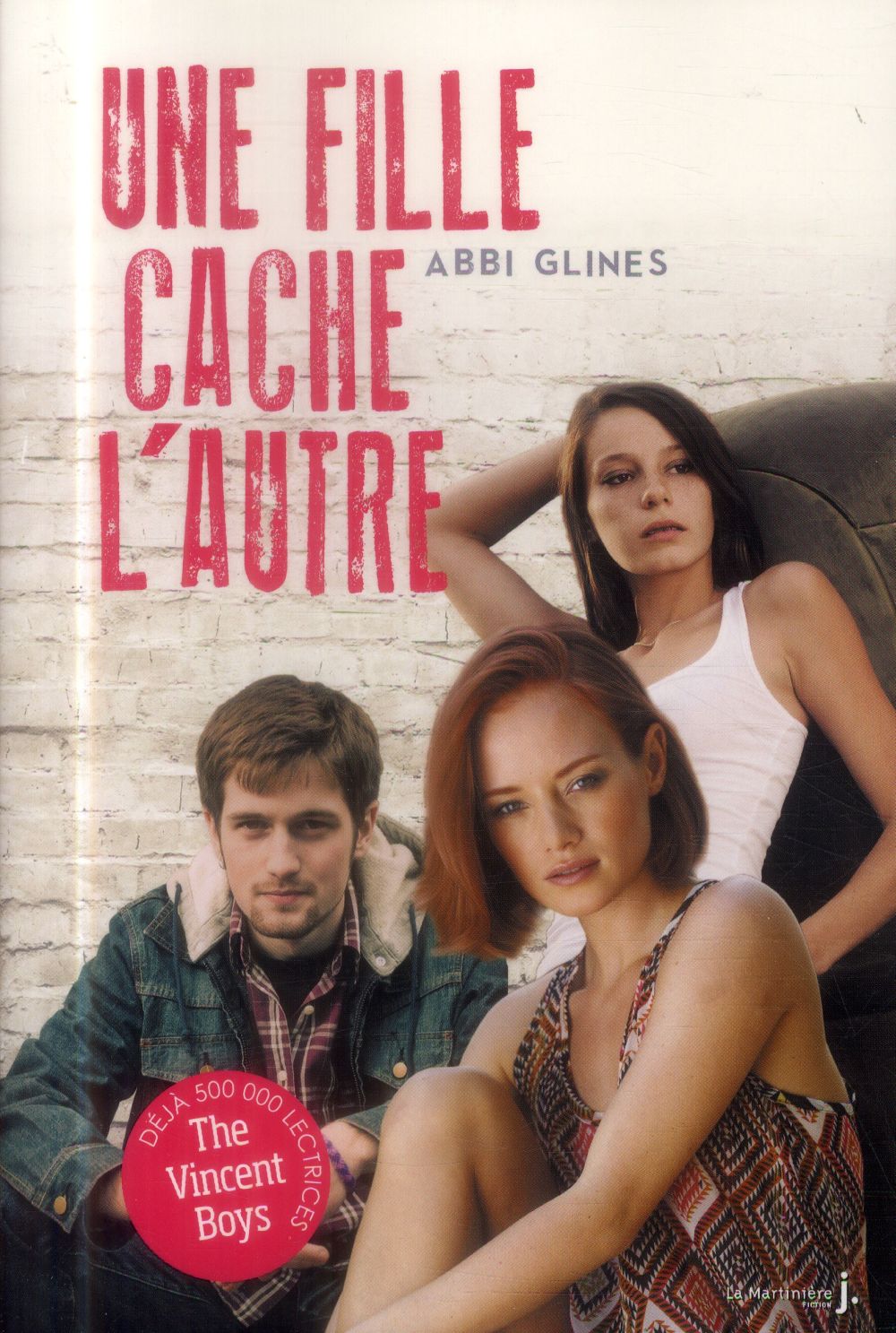 Une fille cache l'autre