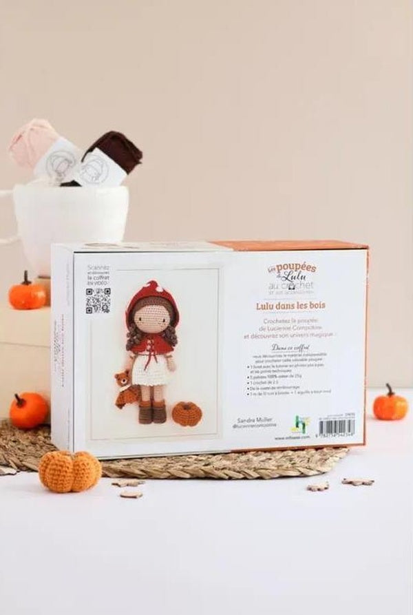 Poupée de Lulu au crochet et ses accessoires : Lulu dans les bois