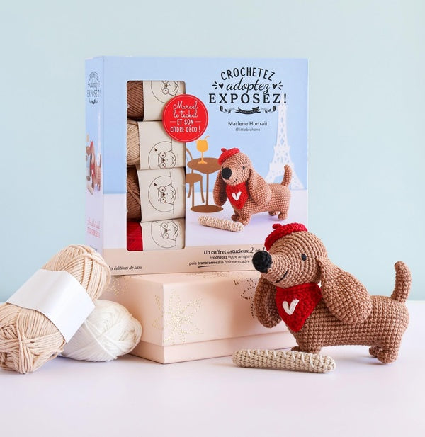 Crochetez, adoptez, exposez ! Un coffret astucieux 2-en-1 : Marcel le teckel et son cadre déco !