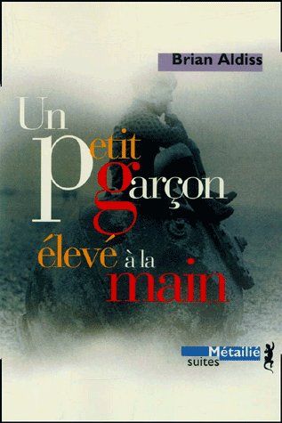 Un petit garçon élevé à la main