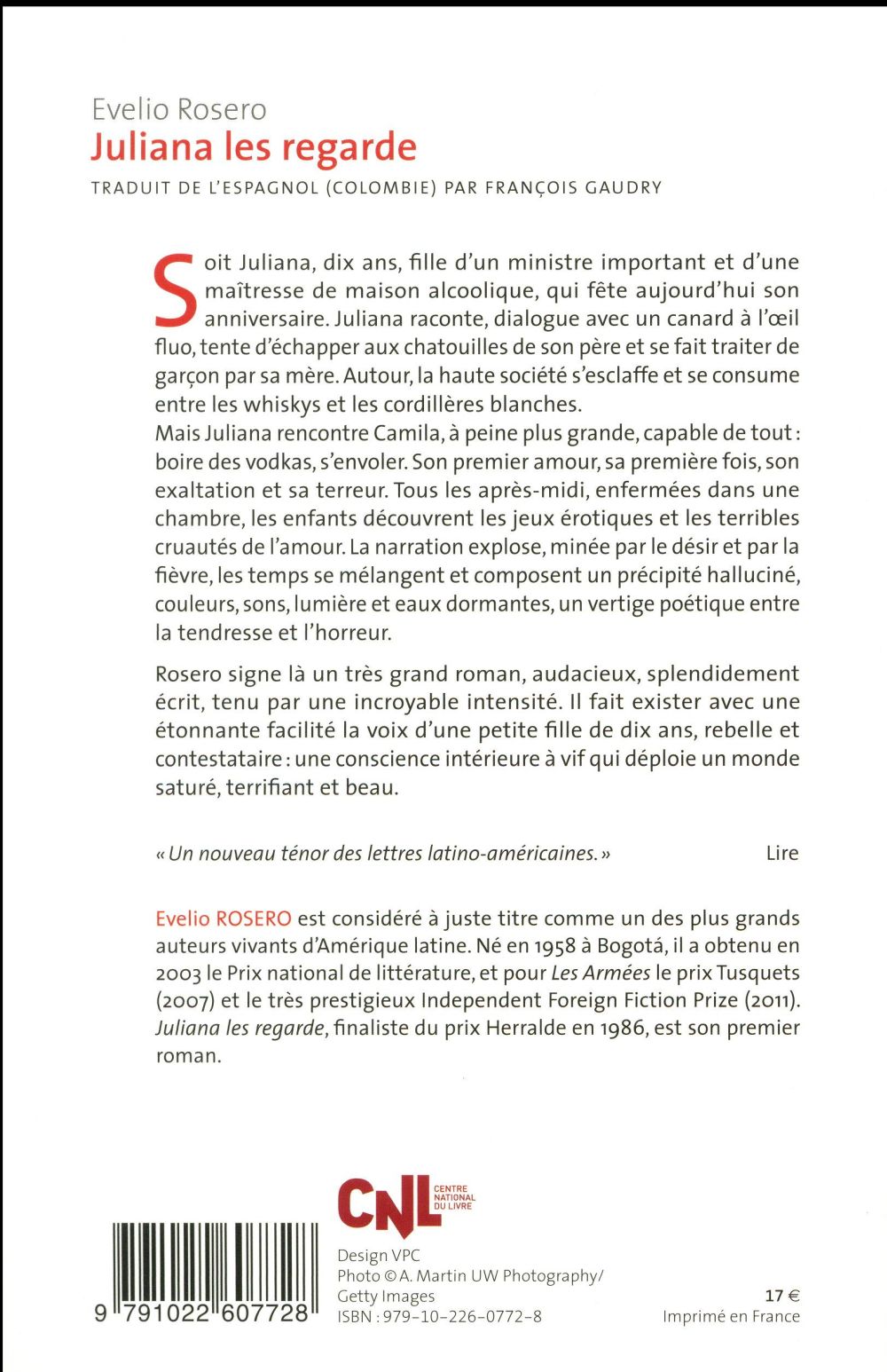 Juliana les regarde