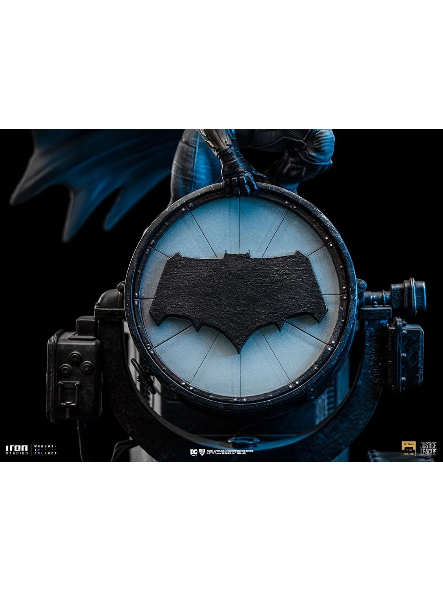 Iron Studios - Deluxe Arts Scale 1/10 - DC Comics - Zack Snyder's Justice League - Batman on Bat-Signal Statue 28cm - flash vidéo