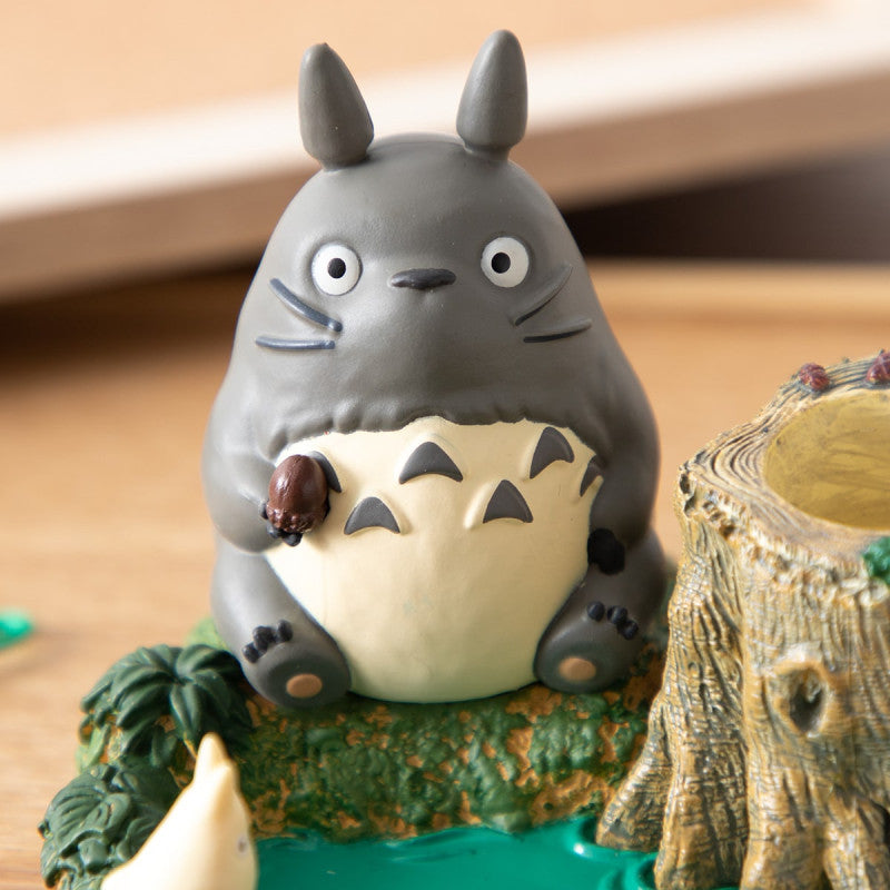 FIGURINES POT À CRAYON TOTORO AU BORD DE LA MARRE - MON VOISIN TOTORO