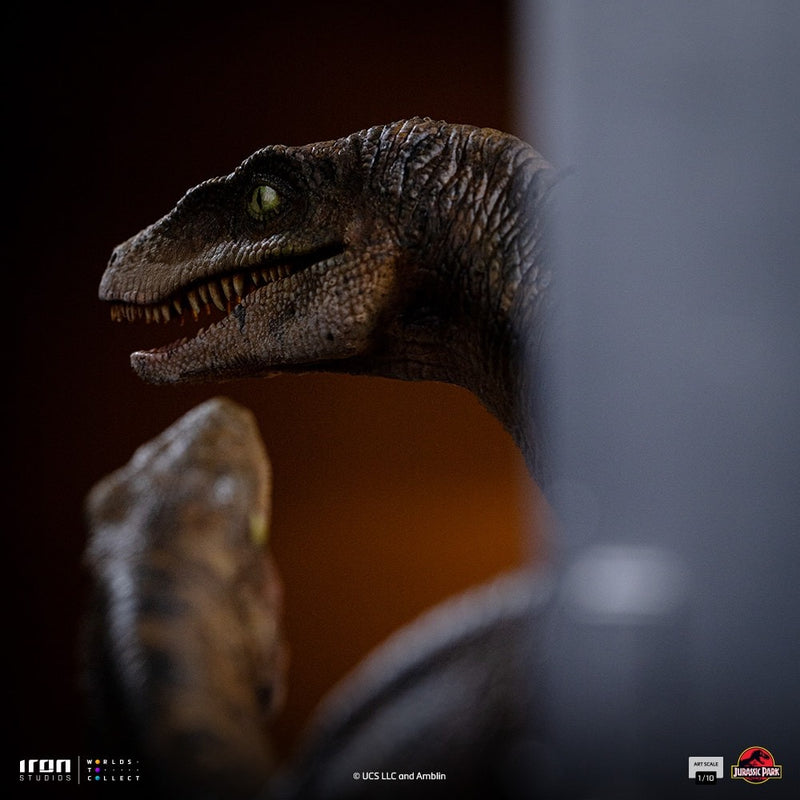 Iron Studios - Art Scale 1/10 - Jurassic Park - Velociraptor "Raptors at the Kitchen's Door" Statue 27cm