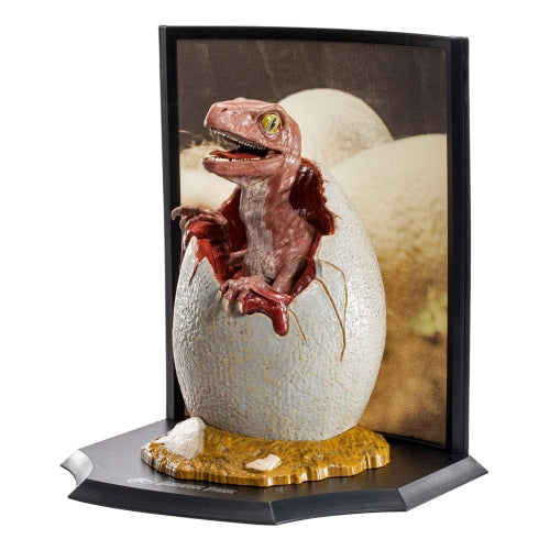 Jurassic Park - Toyllectible Treasure - Bébé Velociraptor dans l'oeu "Life Find a Way" Statue 12cm