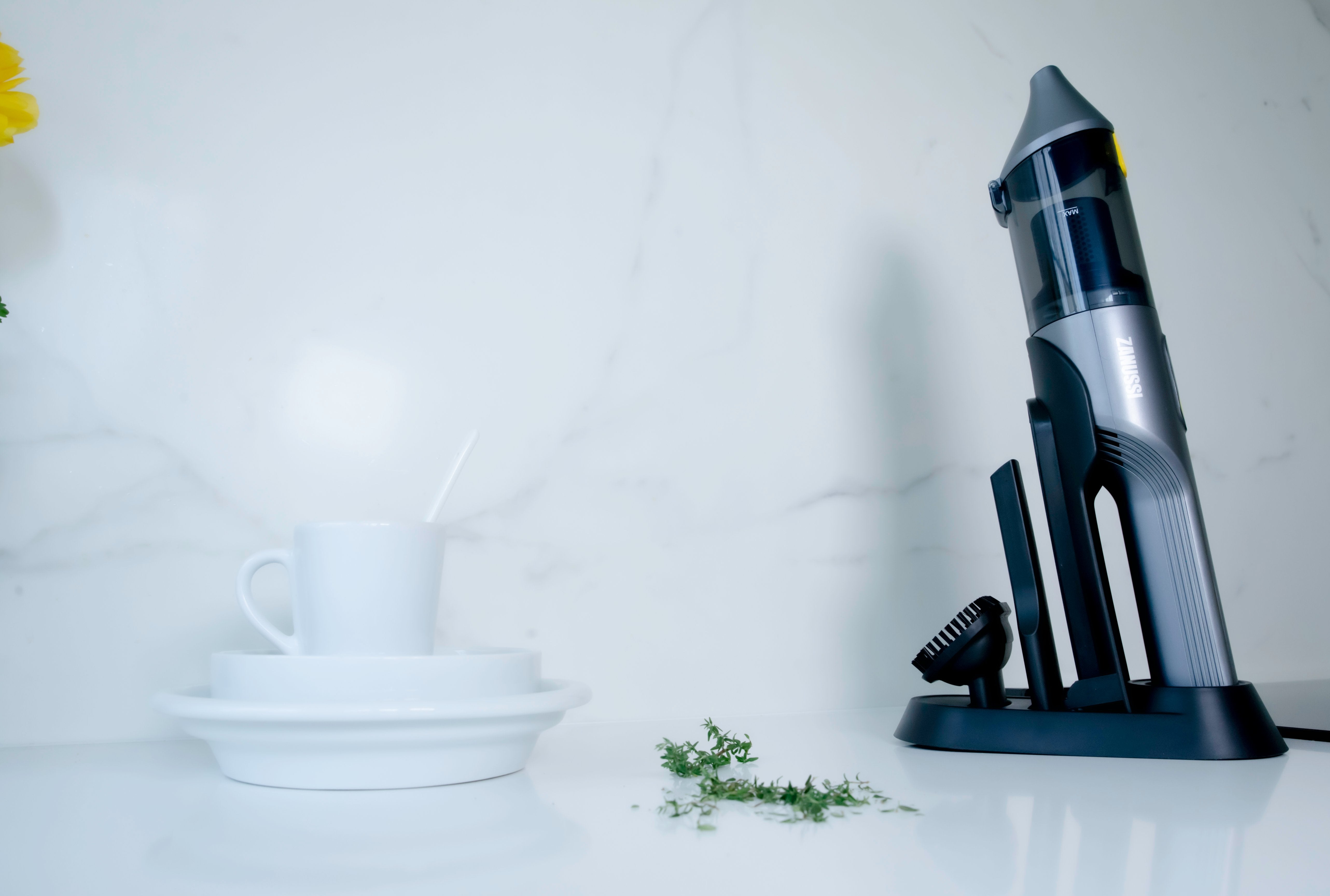 Zanussi - Aspirateur à main VCHZ86 - flash vidéo