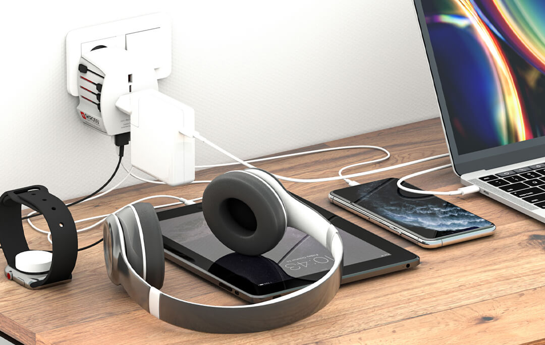 Skross - World Travel Adapter 2-pole + 4 USB Charger + 1 Type C 2400 mA White - flash vidéo