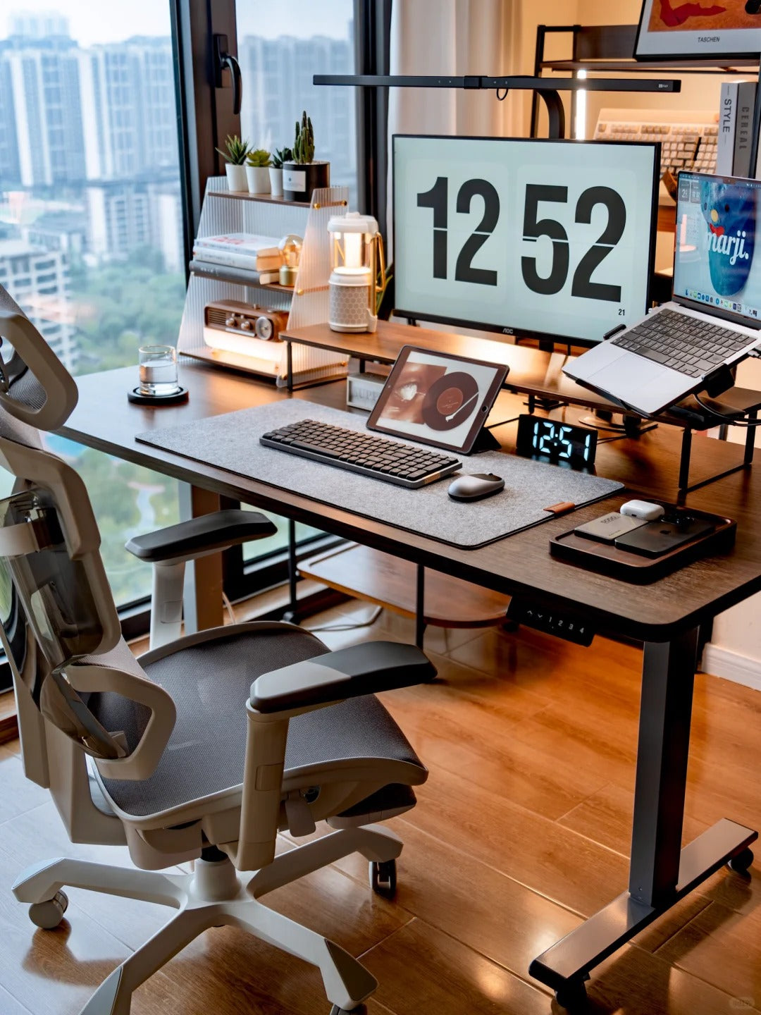 Chaise de bureau ergonomique TGIF ACE Blanche - flash vidéo