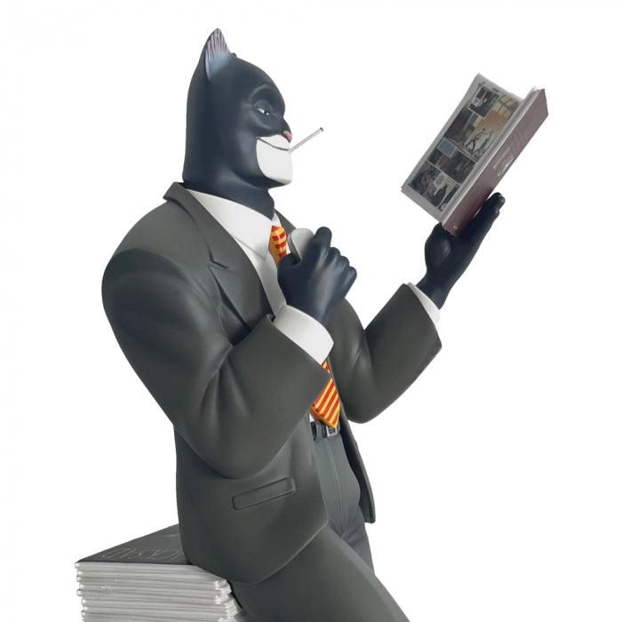 Collectoys - Figurine de collection en résine Blacksad sur une pile d'albums - flash vidéo