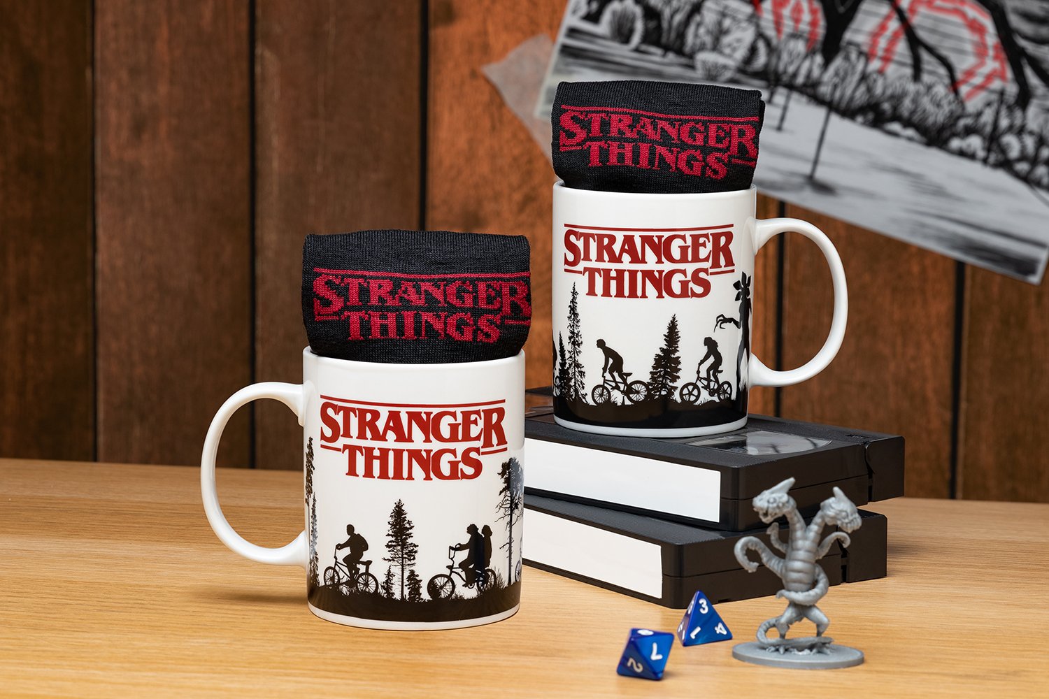 Stranger Things - Ensemble mug et chaussettes Logo - flash vidéo