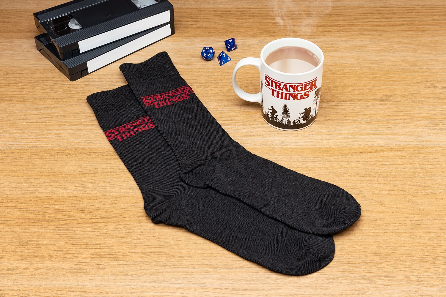 Stranger Things - Ensemble mug et chaussettes Logo - flash vidéo