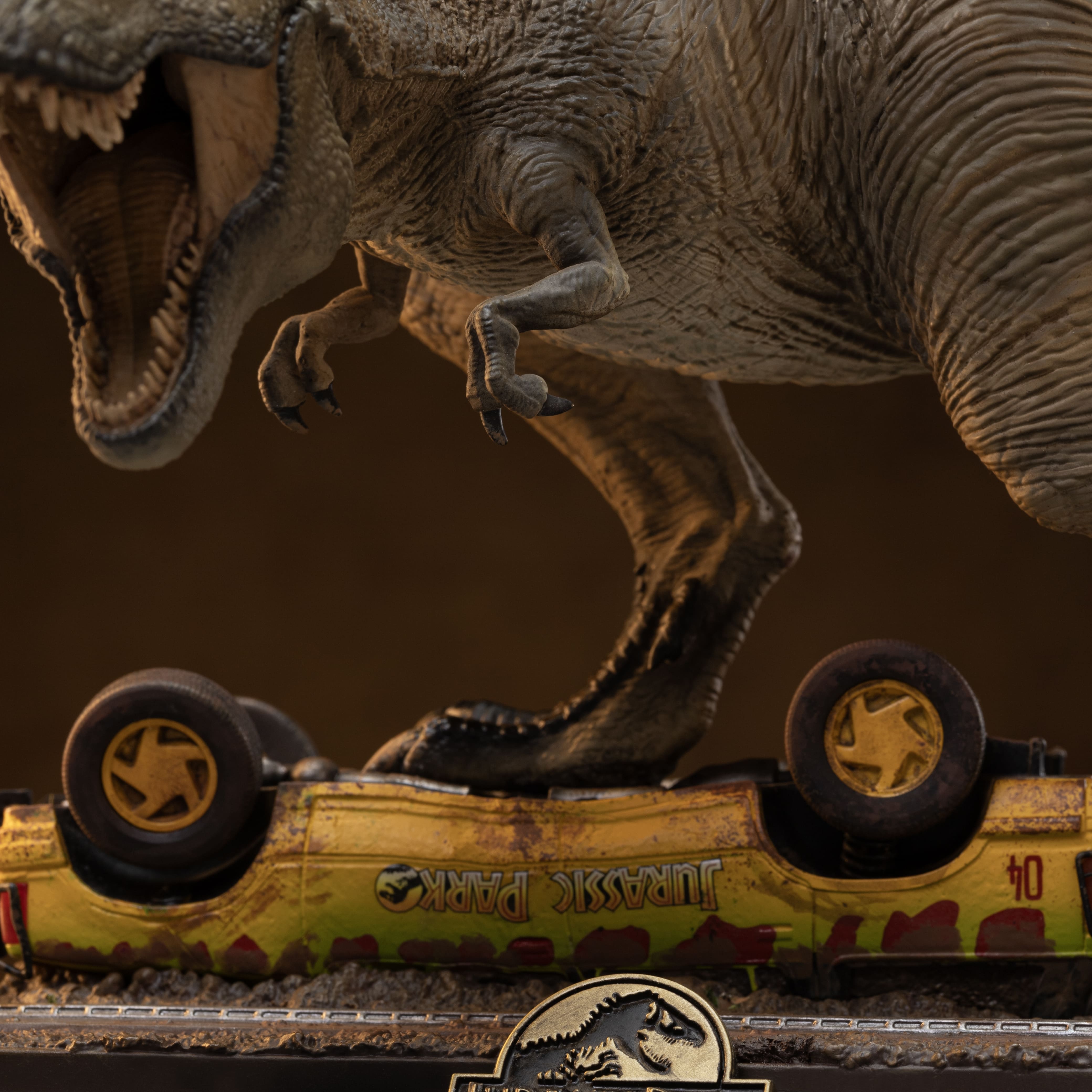 Iron Studios - MiniCo Icons - Jurassic Park - T-Rex Attack Statue 14.5cm - flash vidéo