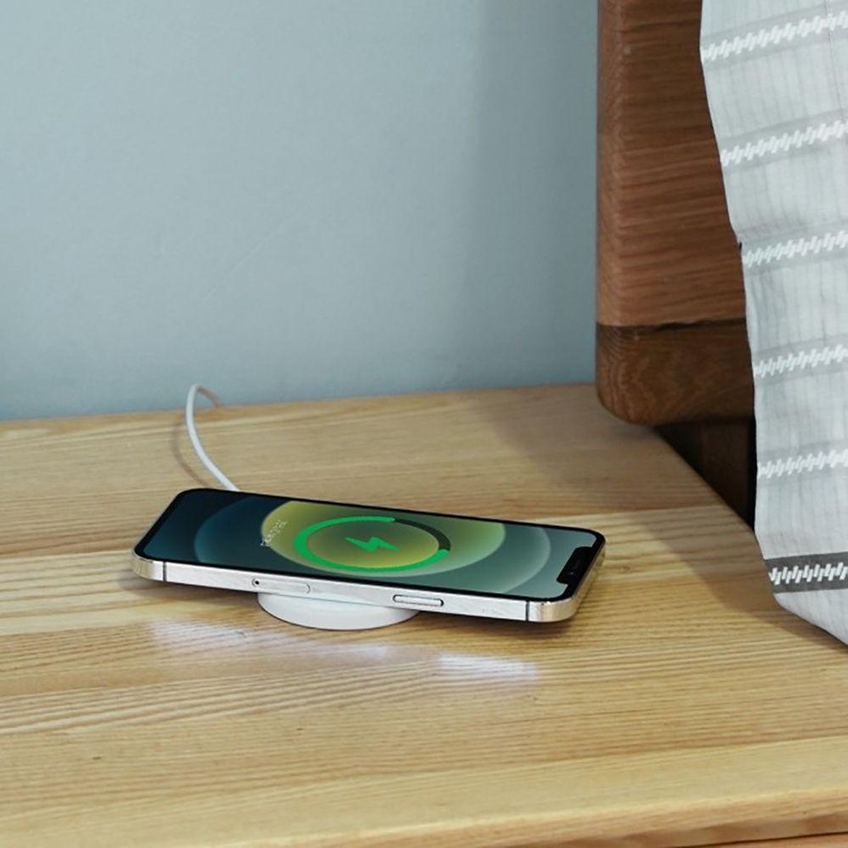 Aukey - Chargeur magnétique 15W sans fil Aircore Blanc - flash vidéo