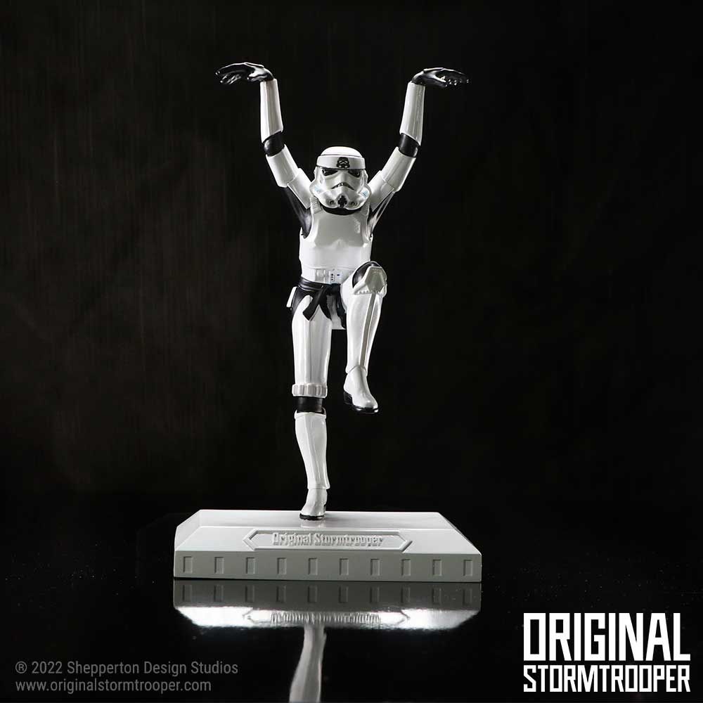 Star Wars - Statuette de Stormtrooper faisant le coup de pied de la grue 20.5cm - flash vidéo