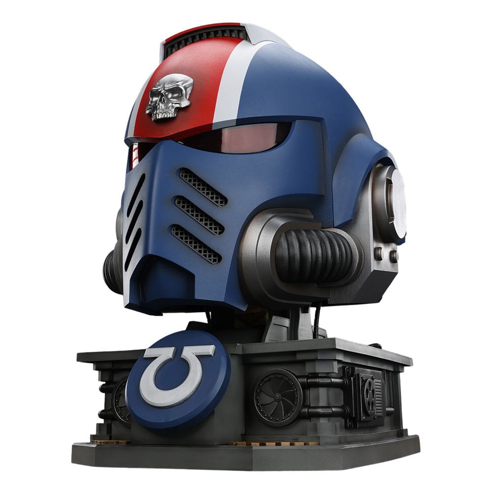 Warhammer 40,000: Space Marine 2 replique Ultramarines Lieutenant Titus casque avec présentoir 44 cm