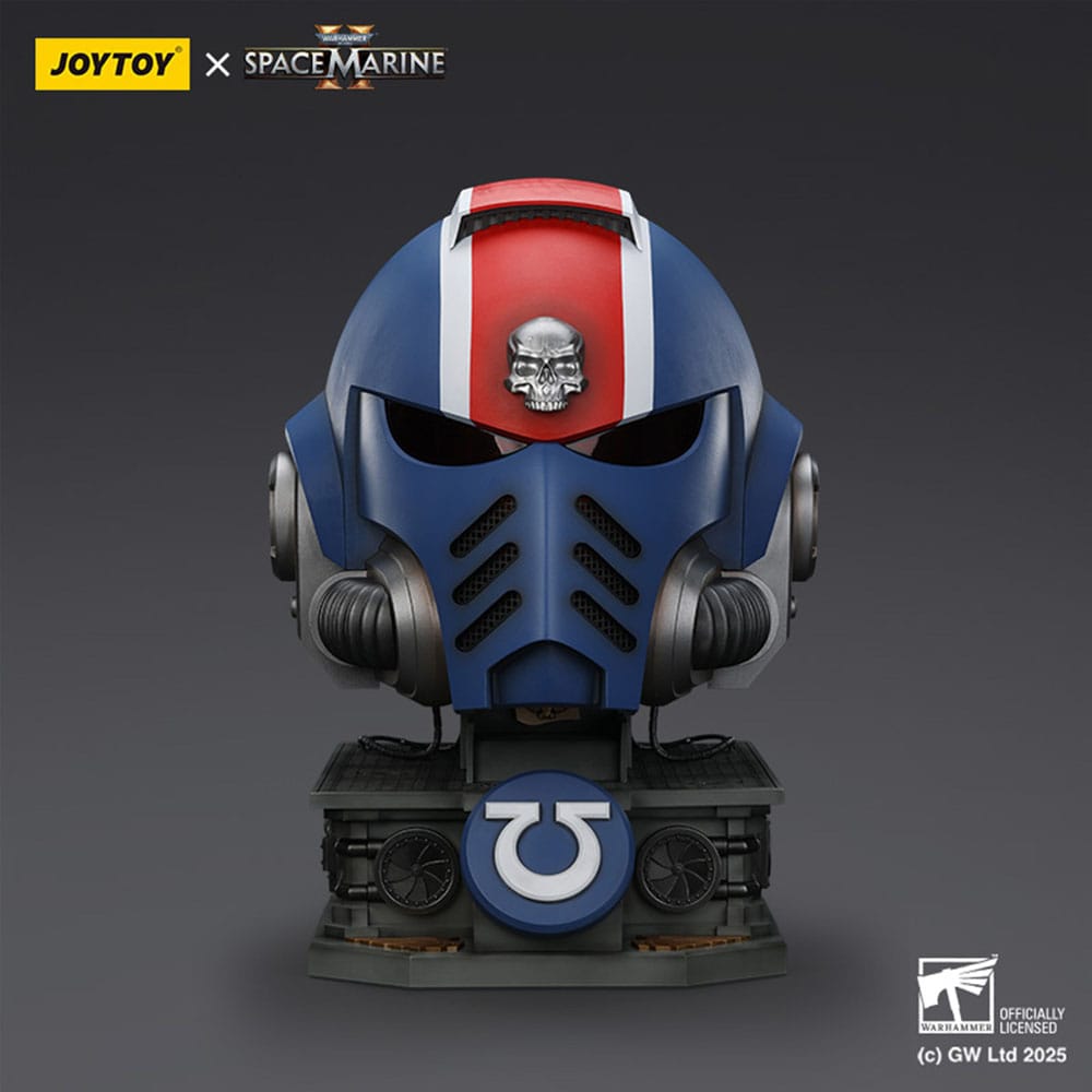 Warhammer 40,000: Space Marine 2 replique Ultramarines Lieutenant Titus casque avec présentoir 44 cm