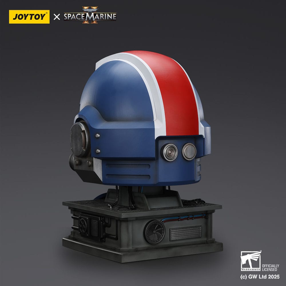 Warhammer 40,000: Space Marine 2 replique Ultramarines Lieutenant Titus casque avec présentoir 44 cm