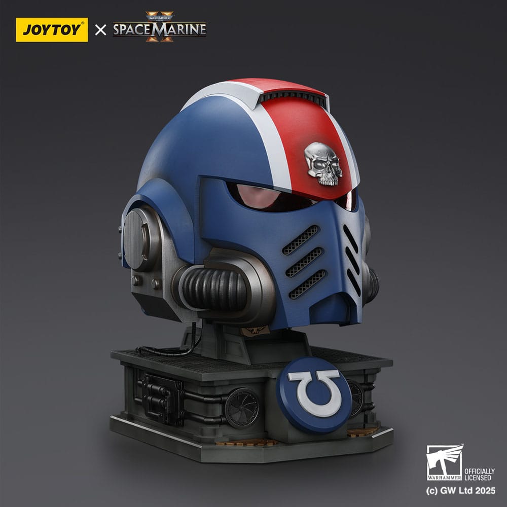 Warhammer 40,000: Space Marine 2 replique Ultramarines Lieutenant Titus casque avec présentoir 44 cm