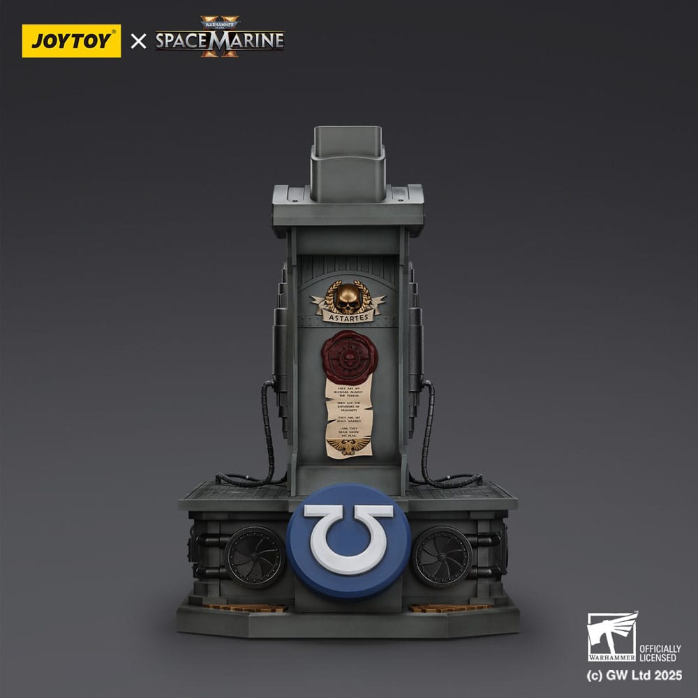 Warhammer 40,000: Space Marine 2 replique Ultramarines Lieutenant Titus casque avec présentoir 44 cm