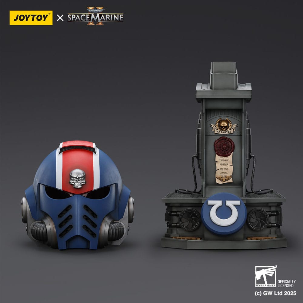Warhammer 40,000: Space Marine 2 replique Ultramarines Lieutenant Titus casque avec présentoir 44 cm