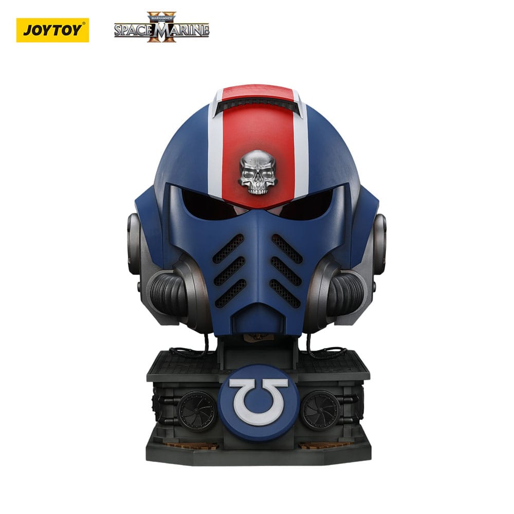 Warhammer 40,000: Space Marine 2 replique Ultramarines Lieutenant Titus casque avec présentoir 44 cm