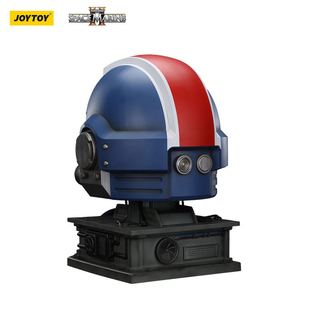 Warhammer 40,000: Space Marine 2 replique Ultramarines Lieutenant Titus casque avec présentoir 44 cm