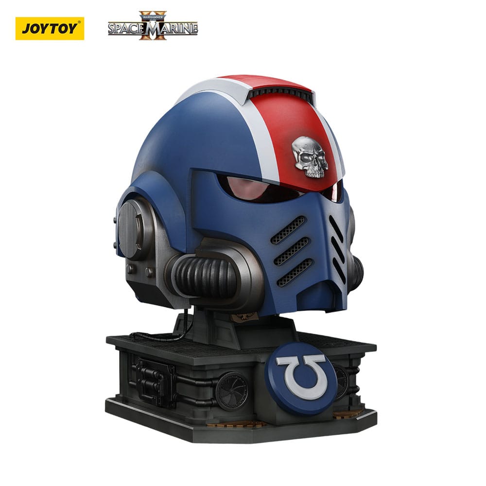 Warhammer 40,000: Space Marine 2 replique Ultramarines Lieutenant Titus casque avec présentoir 44 cm