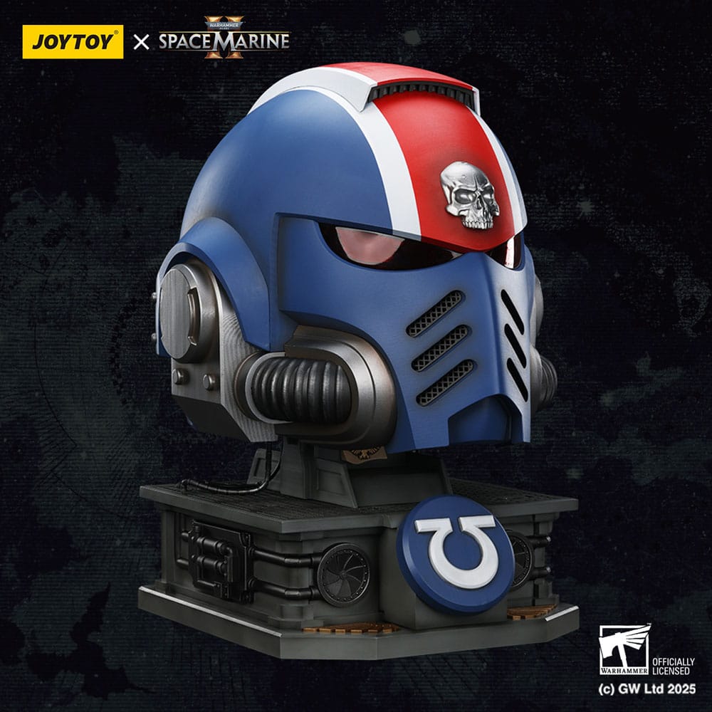 Warhammer 40,000: Space Marine 2 replique Ultramarines Lieutenant Titus casque avec présentoir 44 cm