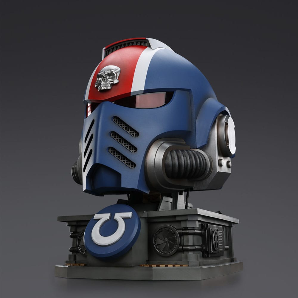 Warhammer 40,000: Space Marine 2 replique Ultramarines Lieutenant Titus casque avec présentoir 44 cm