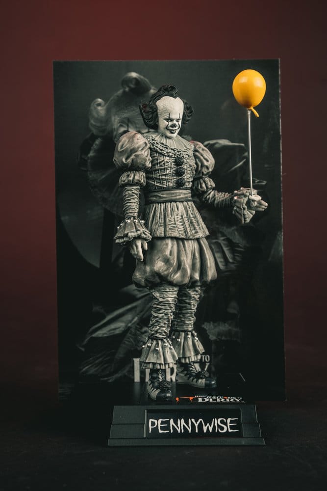 Ça Welcome to Derry Movie Maniacs figurine Pennywise (Black & White) 16 cm