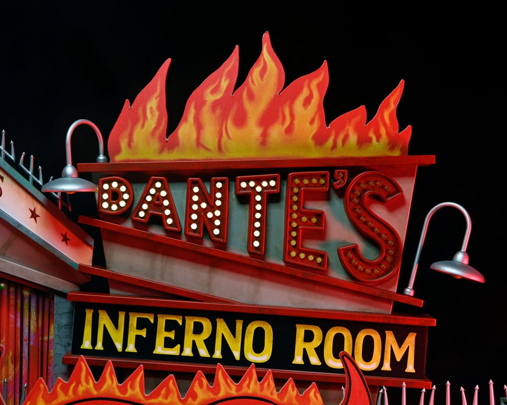 Beetlejuice (1988) diorama Trenchcoat with Spikes Inferno Room Deluxe Set