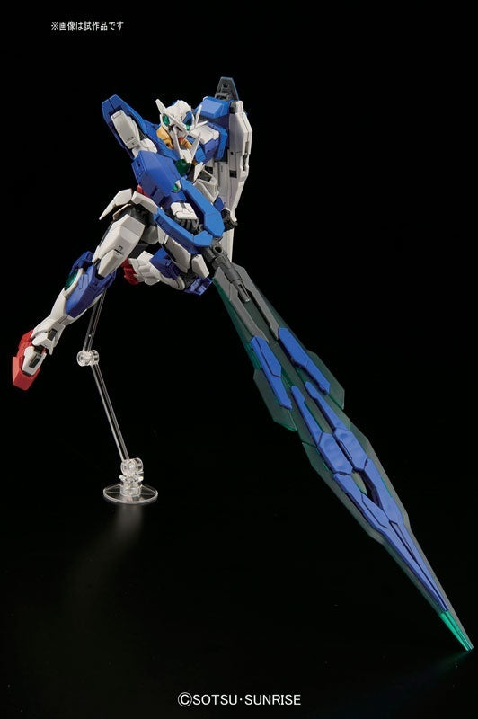 Gunpla - Mobile Suit Gundam 00 - RG 1/144 - GNT-0000 00 QAN[T] Model Kit - flash vidéo