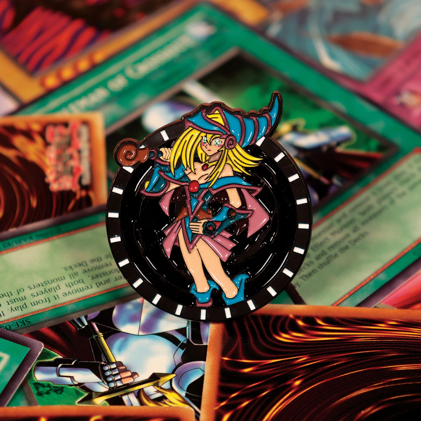 Yu-Gi-Oh! - Présentoir de 12 écussons mystères en métal en boîte surprise