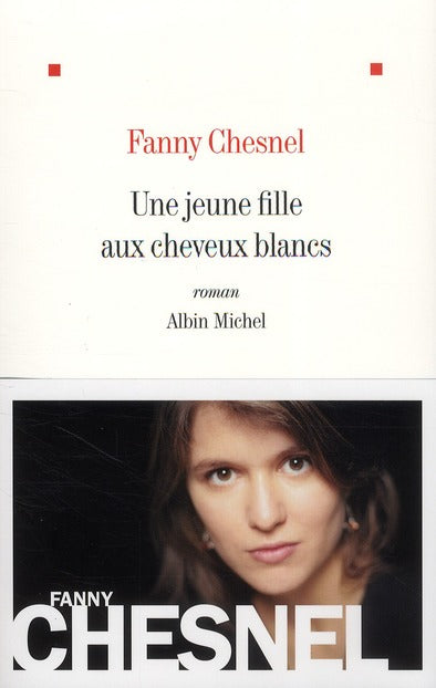 Une jeune fille aux cheveux blancs