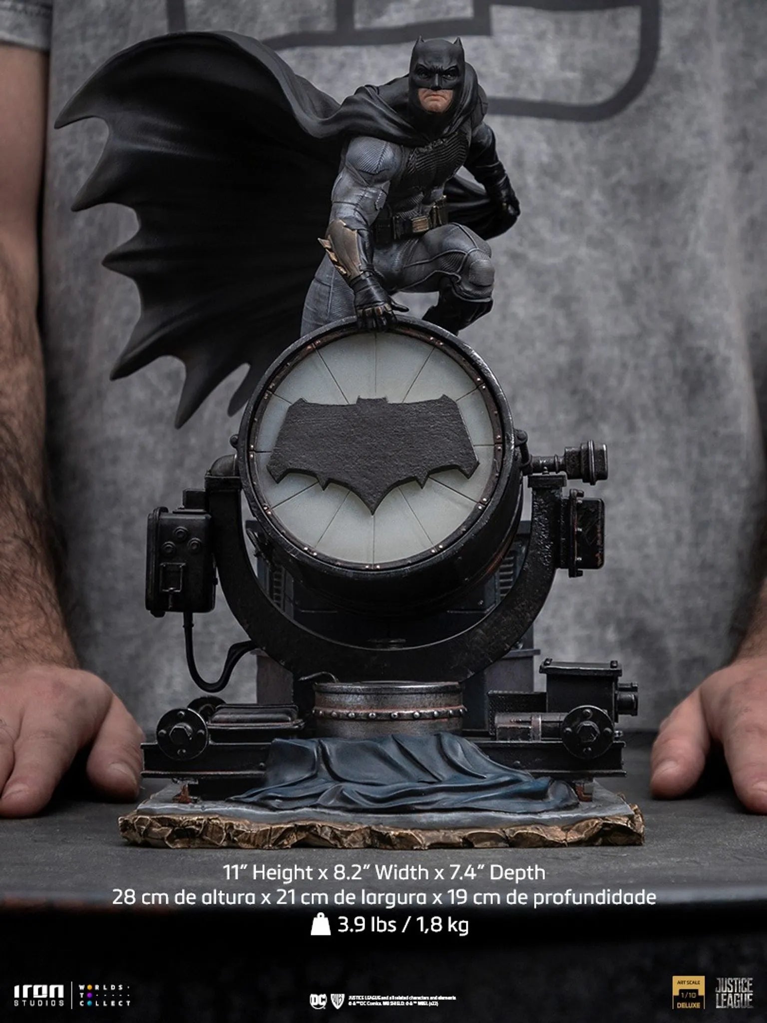 Iron Studios - Deluxe Arts Scale 1/10 - DC Comics - Zack Snyder's Justice League - Batman on Bat-Signal Statue 28cm - flash vidéo