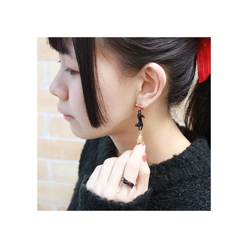 BOUCLES D’OREILLES PERCÉES JIJI SUR SON BALAI - KIKI LA PETITE SORCIÈ