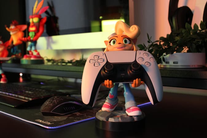 Cable Guys - Crash Bandicoot 4 - Coco Support Chargeur pour Téléphone et Manette - flash vidéo