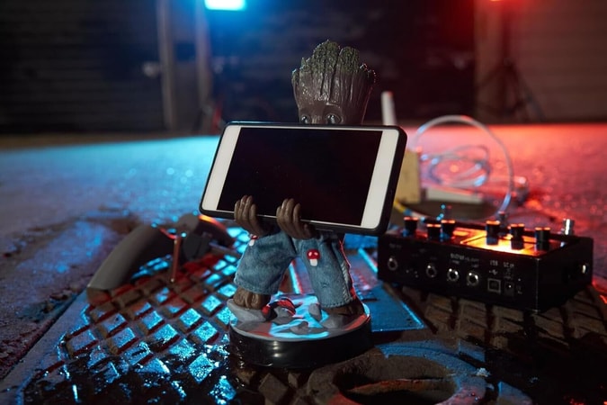 Cable Guys - Marvel - I Am Groot - Groot en pyjama Support Chargeur pour Téléphone et Manette - flash vidéo
