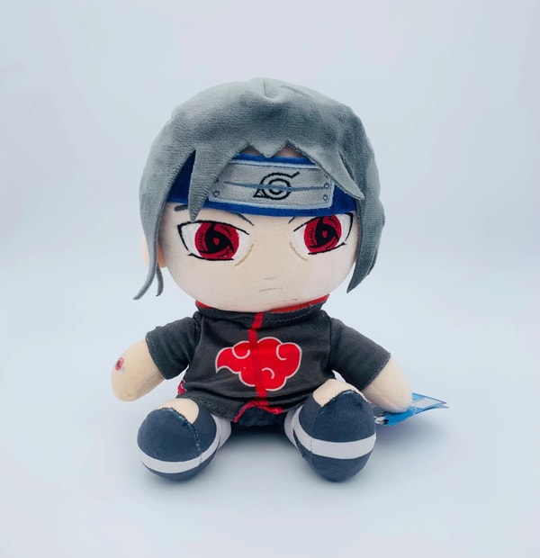 Naruto Shippuden - Itachi Uchiha Impulsion Assis - Peluche 29cm - flash vidéo