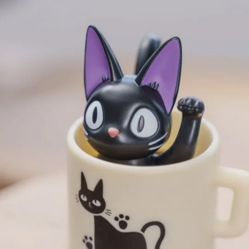 FIGURINE CULBUTO KIKI DANS SA TASSE - KIKI LA PETITE SORCIÈRE