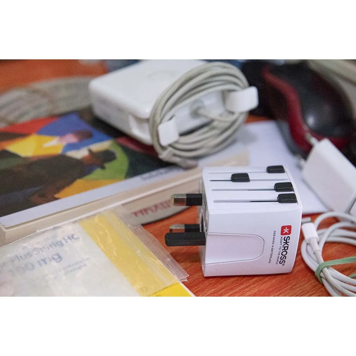 Skross - Adaptateur de voyage MUV PRO 2 pôles + 1 USB charge rapide + 1 Type-C 2500 mA Blanc - flash vidéo