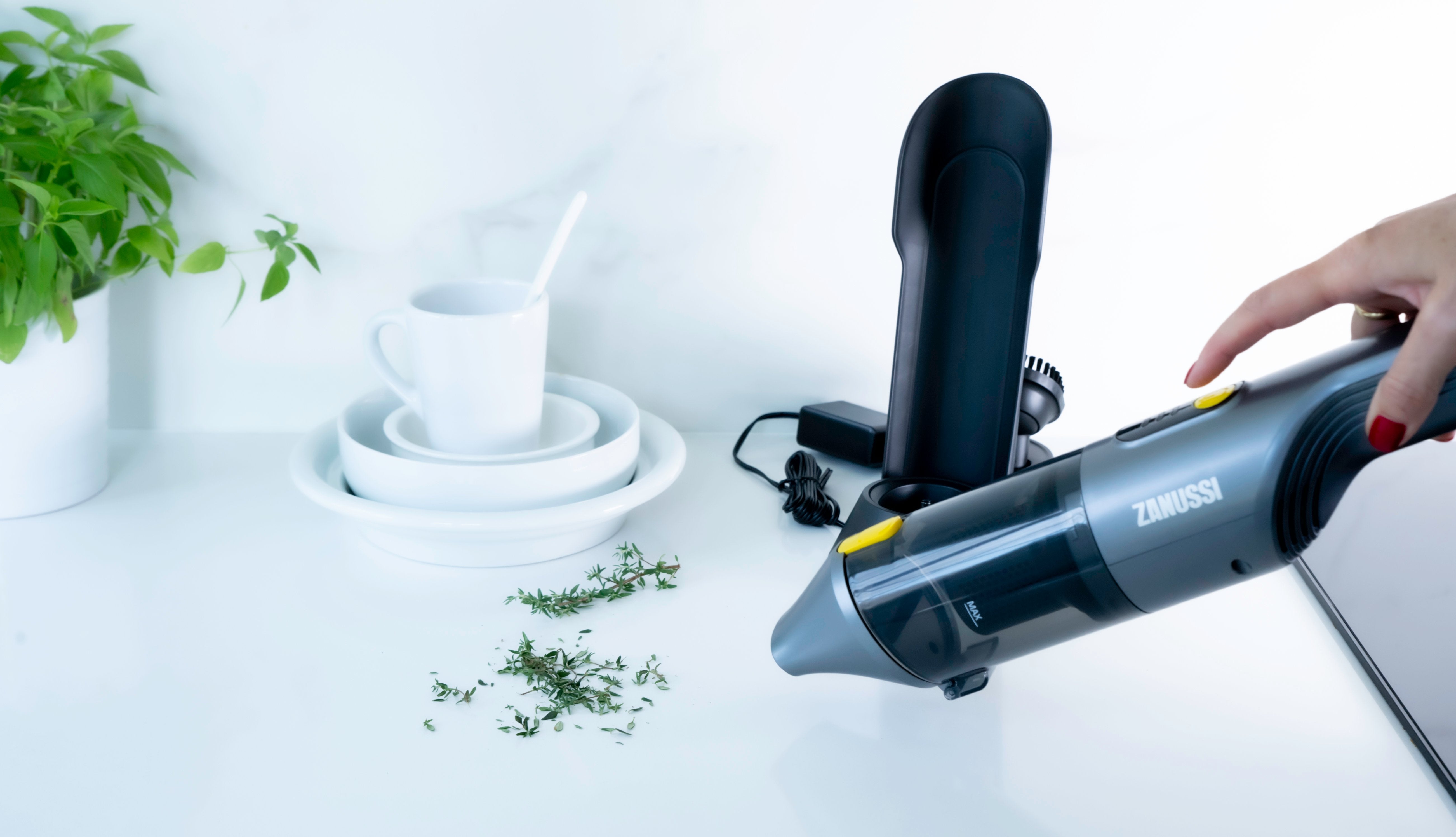 Zanussi - Aspirateur à main VCHZ86 - flash vidéo