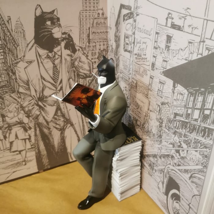 Collectoys - Figurine de collection en résine Blacksad sur une pile d'albums - flash vidéo