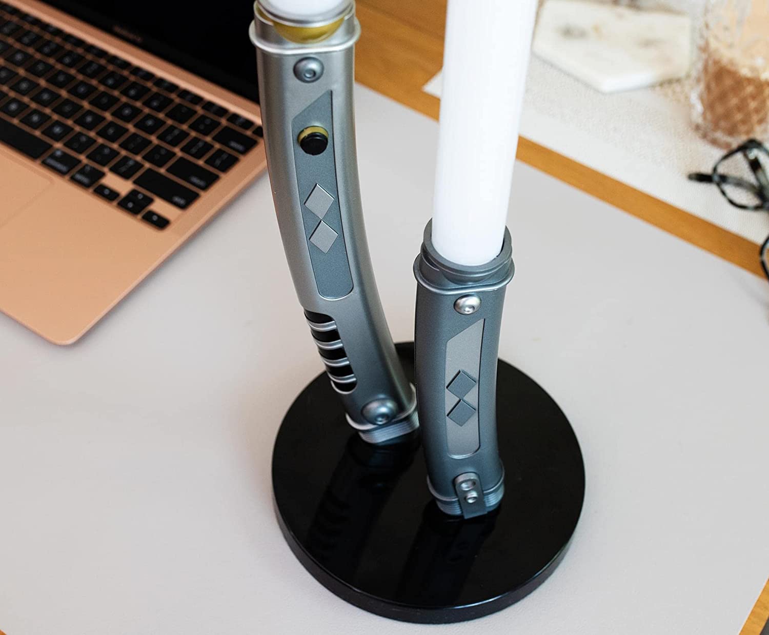 UKON!C - Star Wars - Lampe de bureau Ahsoka Double Sabres Lasers (Version Mandalorien) - flash vidéo