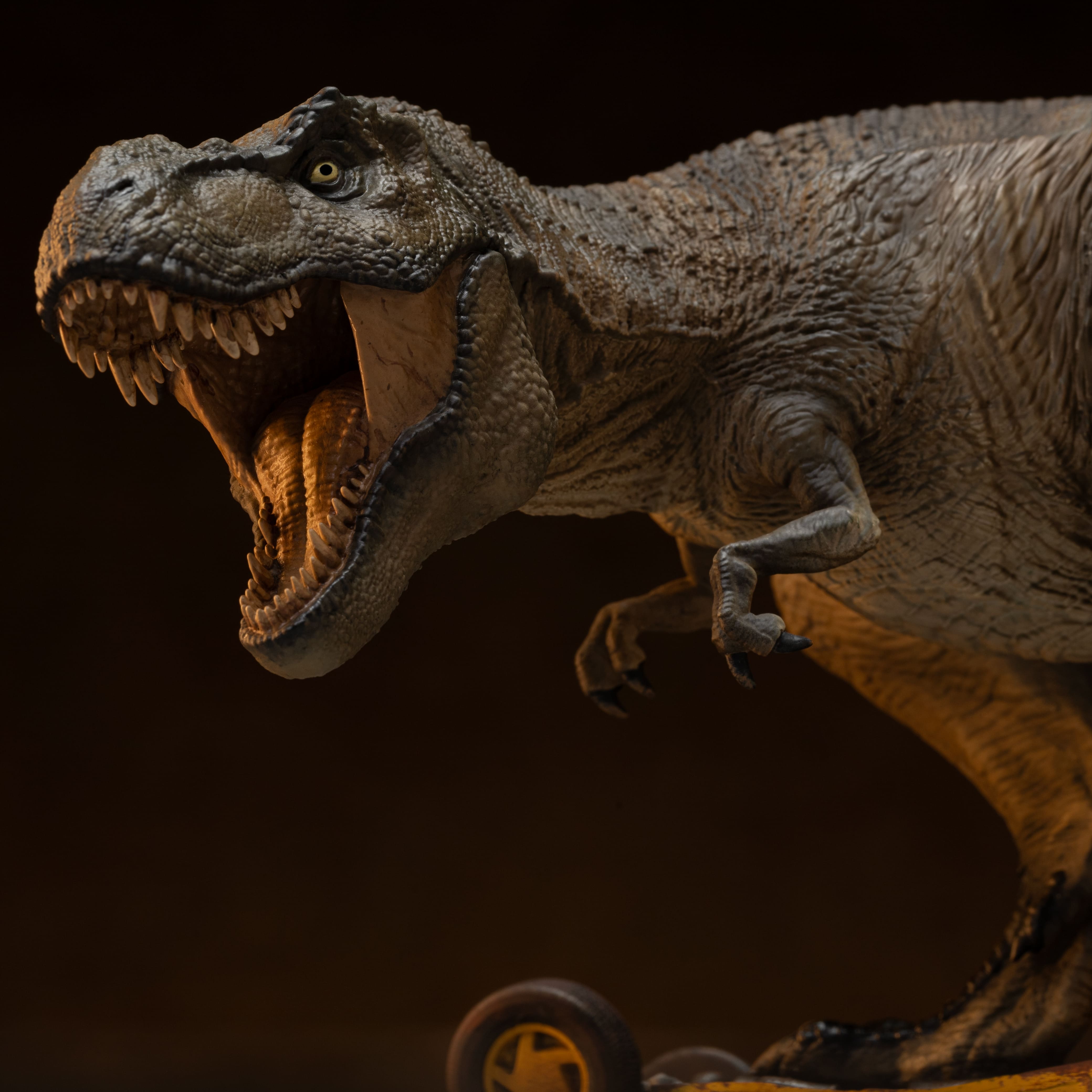 Iron Studios - MiniCo Icons - Jurassic Park - T-Rex Attack Statue 14.5cm - flash vidéo