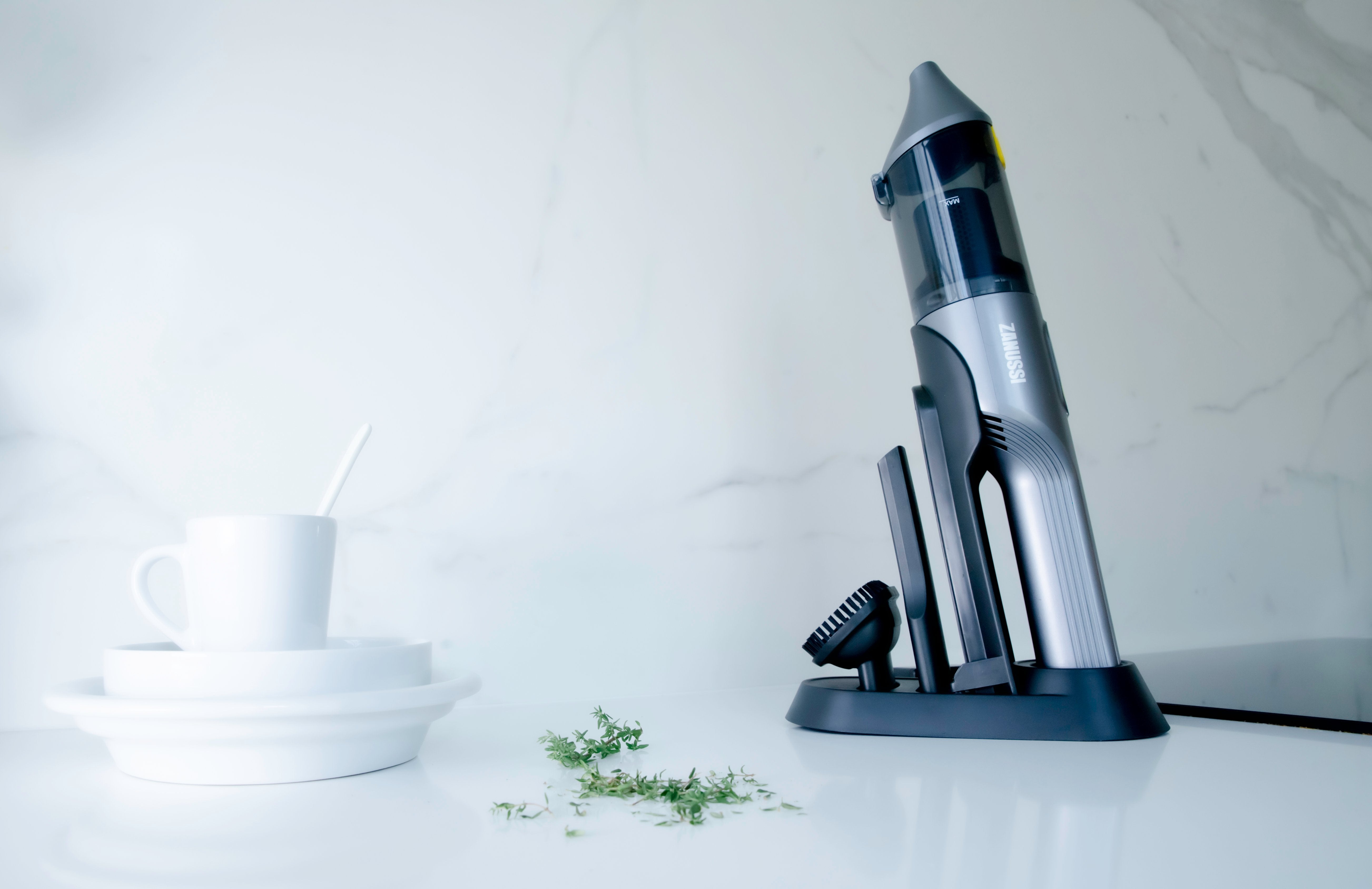 Zanussi - Aspirateur à main VCHZ86 - flash vidéo